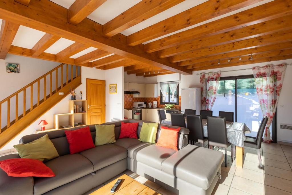uma sala de estar com um sofá e cadeiras em Patufet - Charmante maison 6 personnes em Fontrabiouse