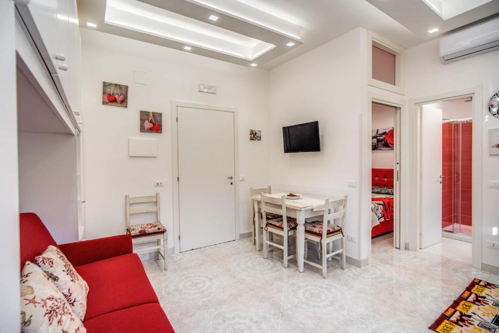 Televízia a/alebo spoločenská miestnosť v ubytovaní Casa Lolla, red rose in the heart of Sorrento