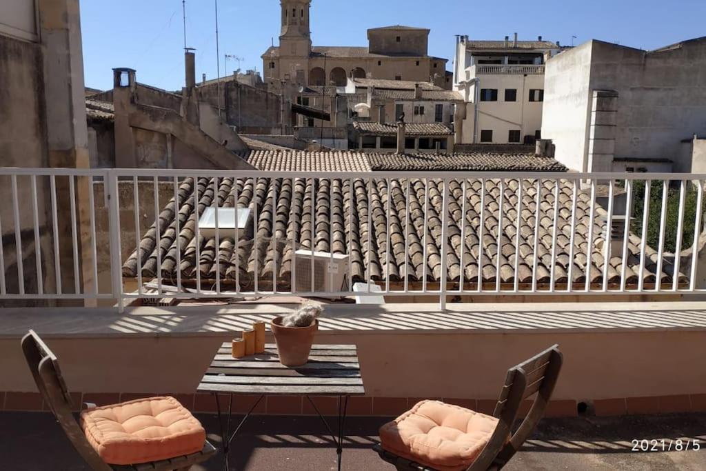 a table and chairs on the roof of a building at Charming Townhouse 7 PAX WIFI/AIRCON - Ca's Padrí in Llucmajor