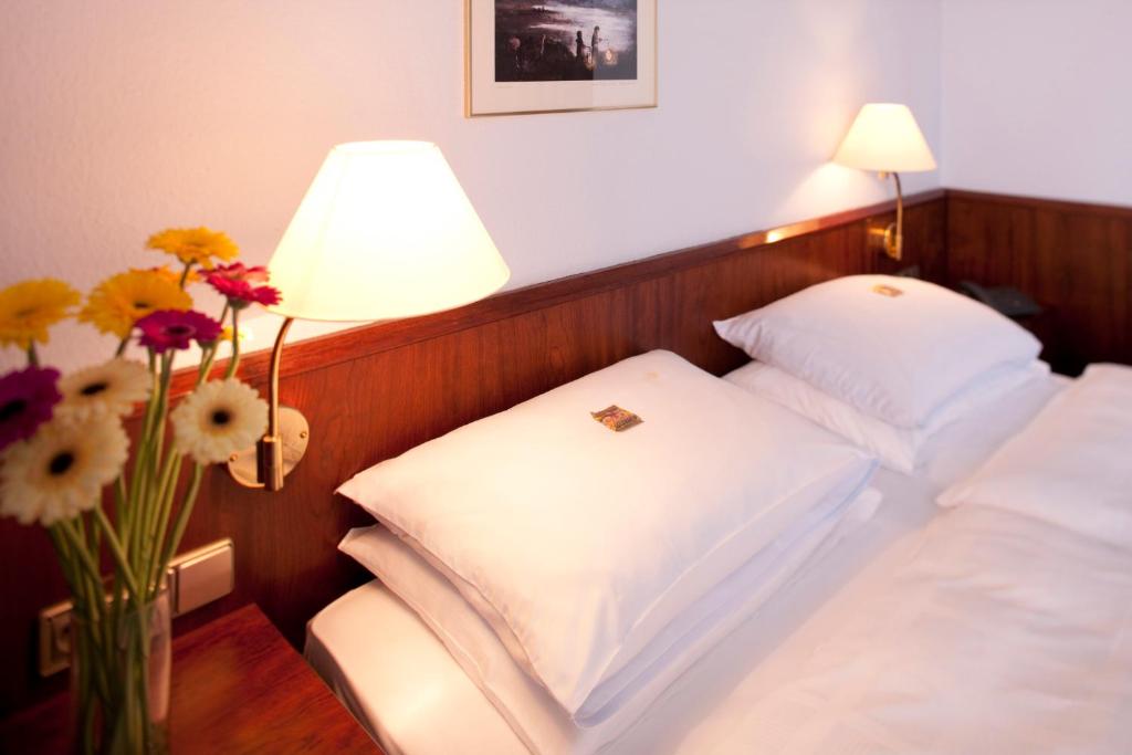 Postel nebo postele na pokoji v ubytování Leine Hotel