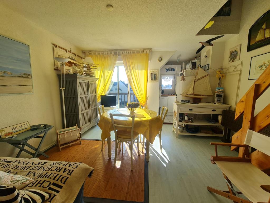 Χώρος καθιστικού στο REF 012 - Bel appartement pour quatre personnes vue port Crouesty ARZON