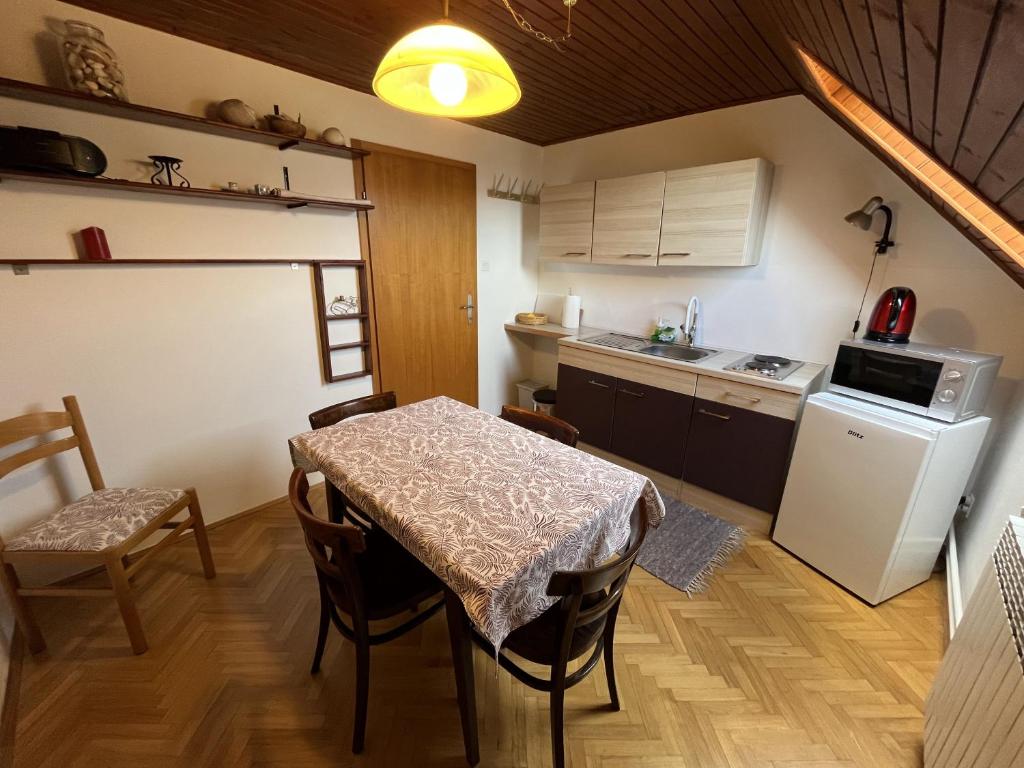 Kuchnia lub aneks kuchenny w obiekcie Cozzy apartment in nature