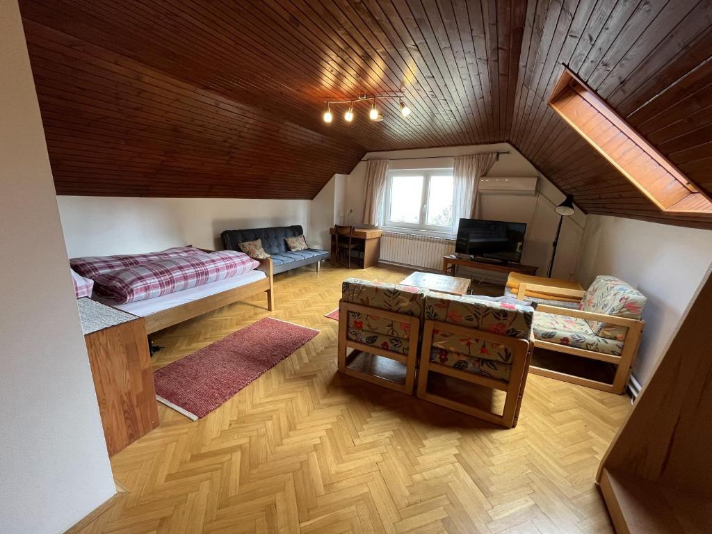 sala de estar con cama y sofá en Cozzy apartment in nature en Zagreb