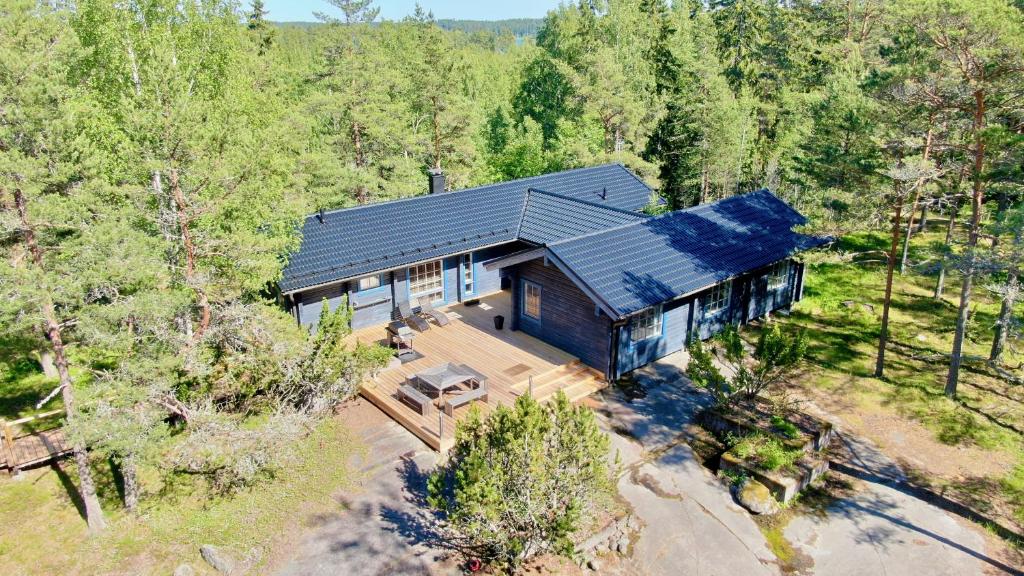 una vista aérea de una casa en el bosque en Villa Mustikka en Tammisaari