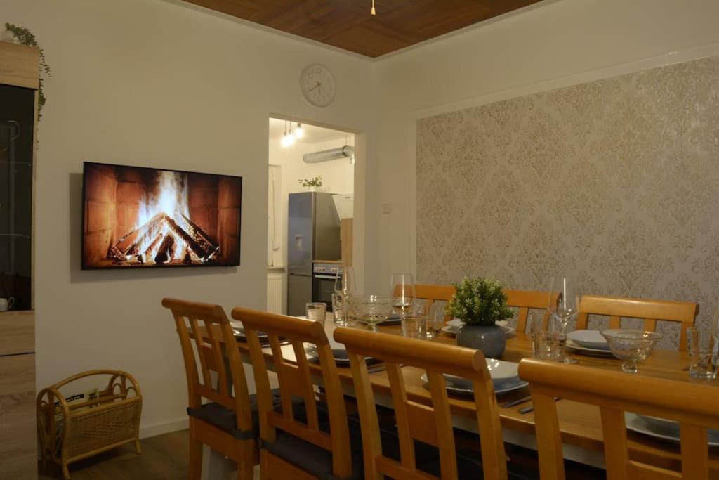 TV a/nebo společenská místnost v ubytování Ferienhaus Kiebitznüst in Emden