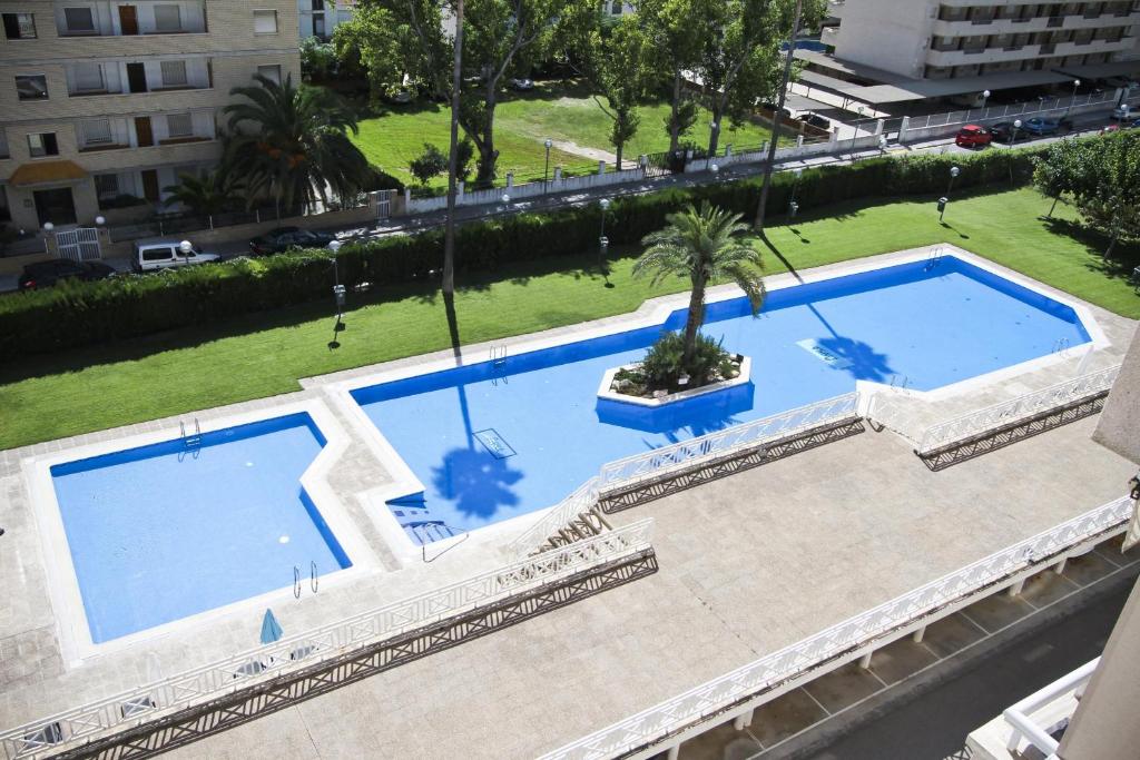 una vista aérea de una gran piscina en una ciudad en AQUAMARINA A HomeStay By Turismar, en La Pineda