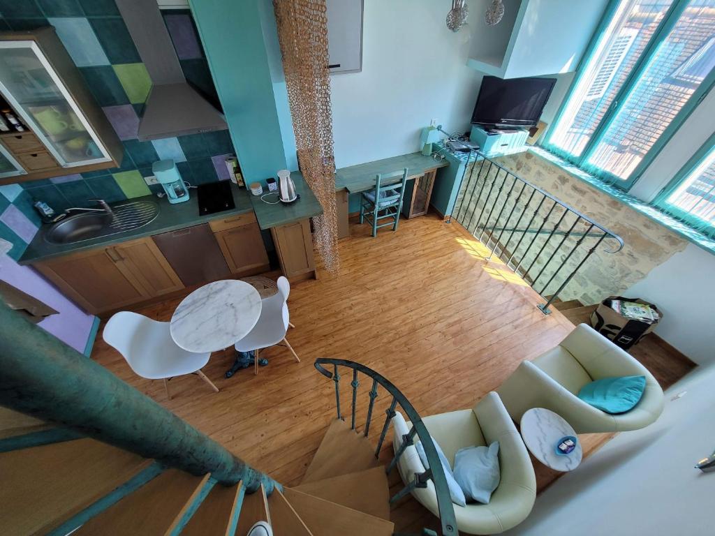 uma vista superior de uma sala de estar e cozinha com uma mesa em Gîte Milly - 2 studios en coeur de ville em Milly-la-Forêt