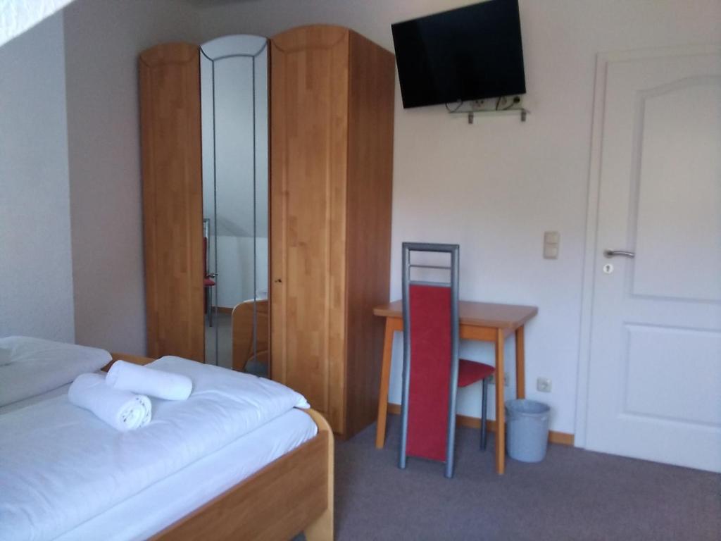 Postel nebo postele na pokoji v ubytování Gästehaus Helbighof