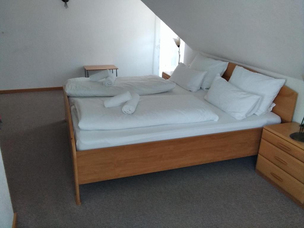 Postel nebo postele na pokoji v ubytování Gästehaus Helbighof