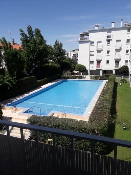 Bazén v ubytovaní Logement tout neuf avec piscine et bord de mer alebo v jeho blízkosti