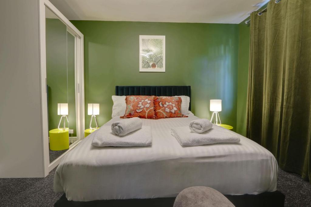 Tempat tidur dalam kamar di #Upmarket, Exceptional 4 bed house, with free parking, close to KFc McDonald ALDI Dominos and centre