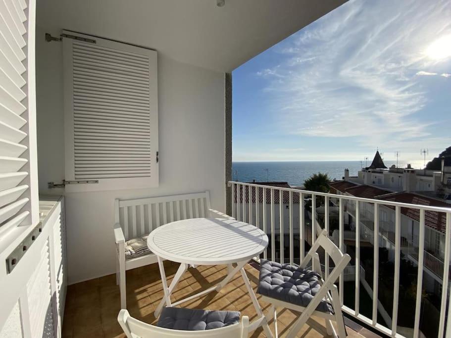 balcón con mesa, sillas y vistas al océano en Montaber Apartments - Sant Pol de Mar en San Pol de Mar