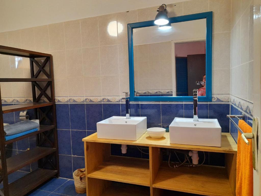 Baño con 2 lavabos y espejo en Havre De Paix, en Somone