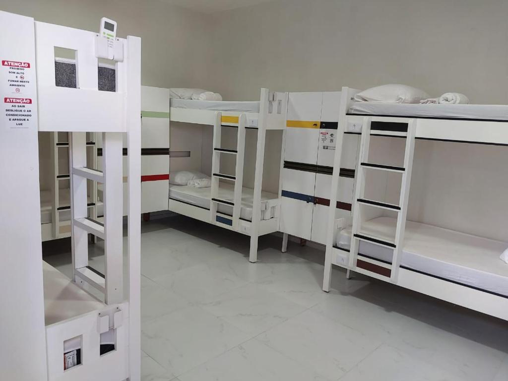 Palanda nebo palandy na pokoji v ubytování MANERO POUSADA e HOSTEL