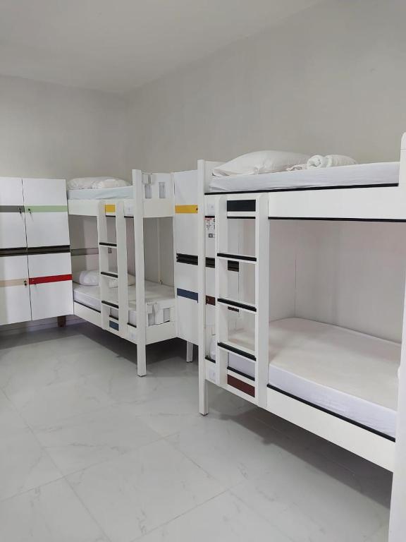 Palanda nebo palandy na pokoji v ubytování MANERO POUSADA e HOSTEL