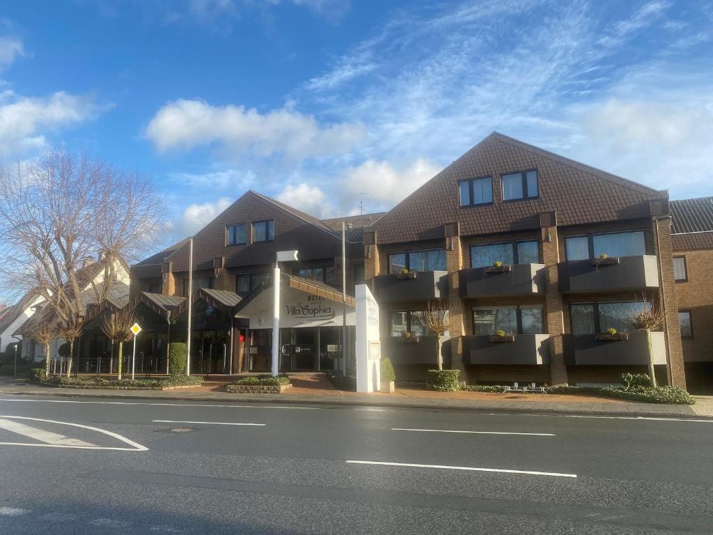 un gran edificio al lado de una calle en Hotel Villa Sophia, en Warendorf