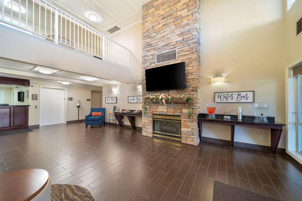 a lobby with a fireplace and a flat screen tv at Comfort Suites Red Bluff near I-5 in Red Bluff