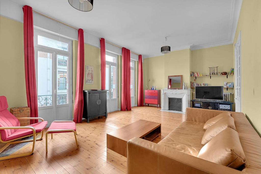 un salon avec un canapé et une cheminée dans l'établissement Rare pearl very quiet and bright in Toulouse, à Toulouse