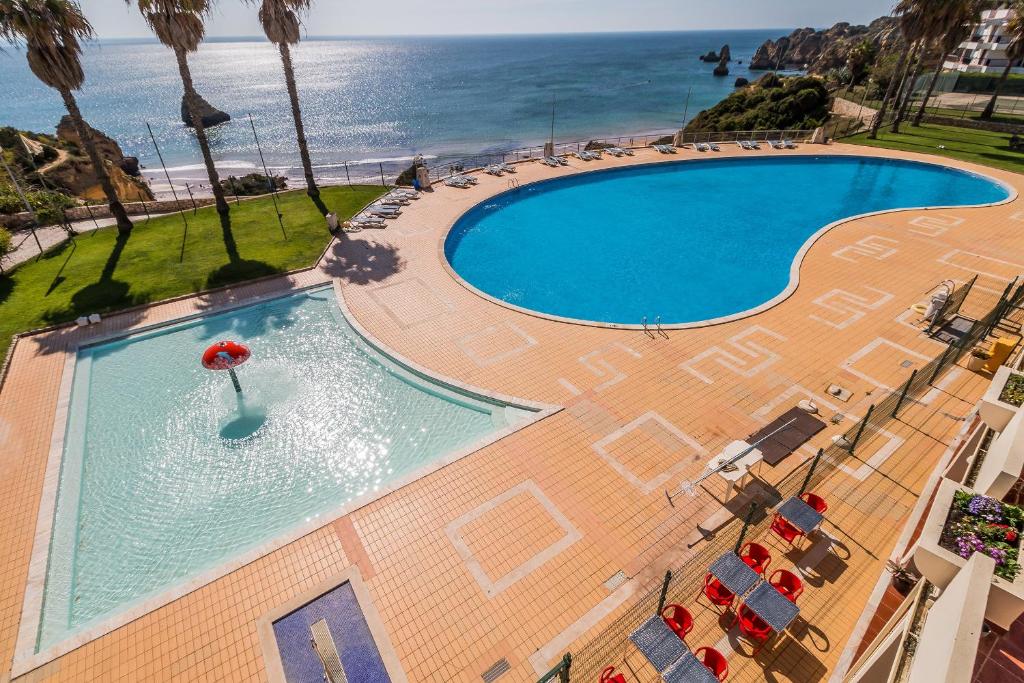 una vista aérea de una piscina junto al océano en Algarve Golden Properties: Iberlagos 226, en Lagos