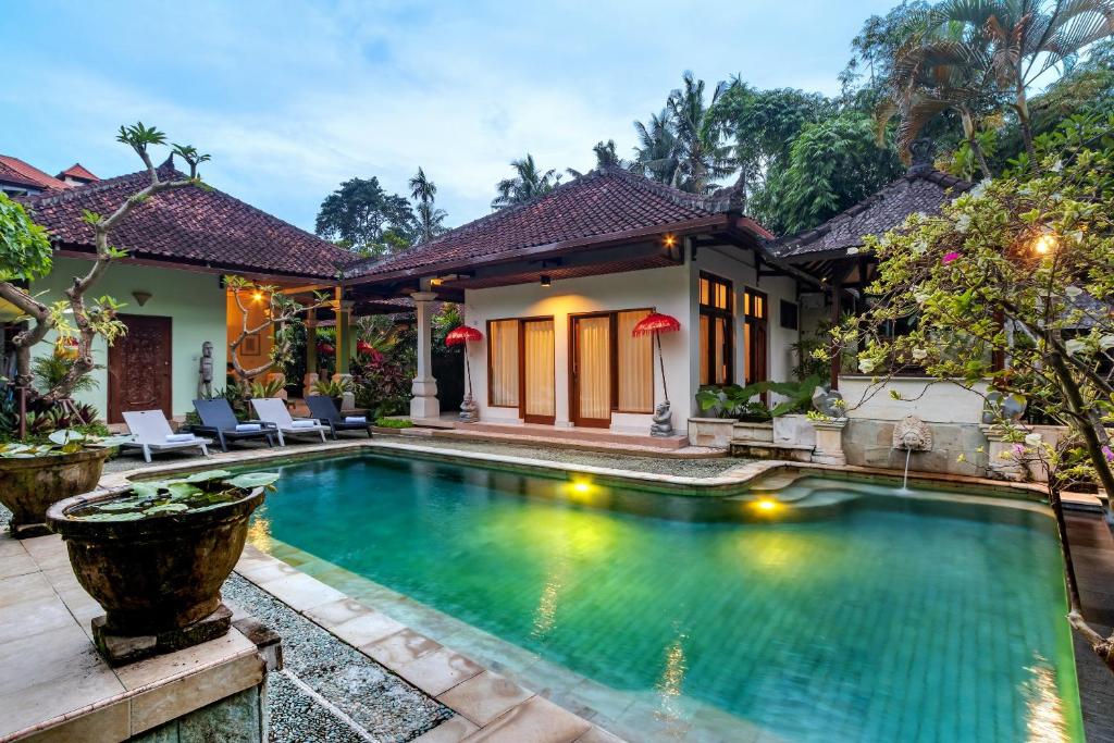 Bazén v ubytování The Tunjung Ubud Retreat nebo v jeho okolí