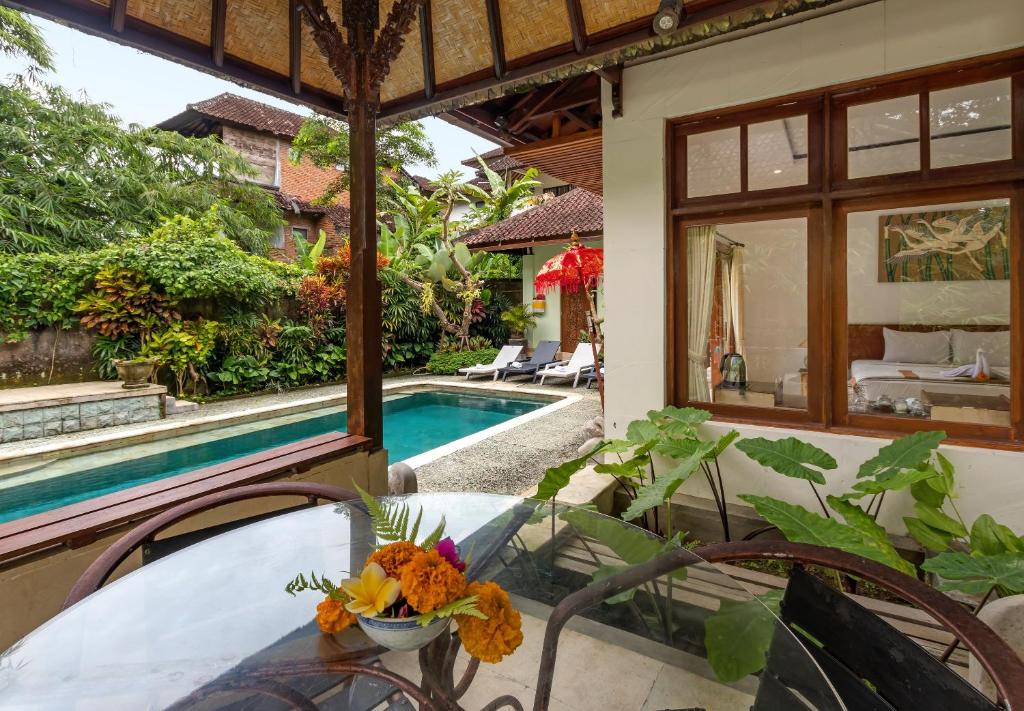 Bazén v ubytování The Tunjung Ubud Retreat nebo v jeho okolí