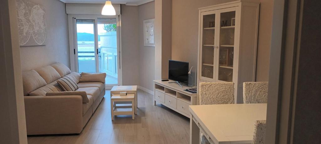 TV a/nebo společenská místnost v ubytování Urbanización VISTAMAR