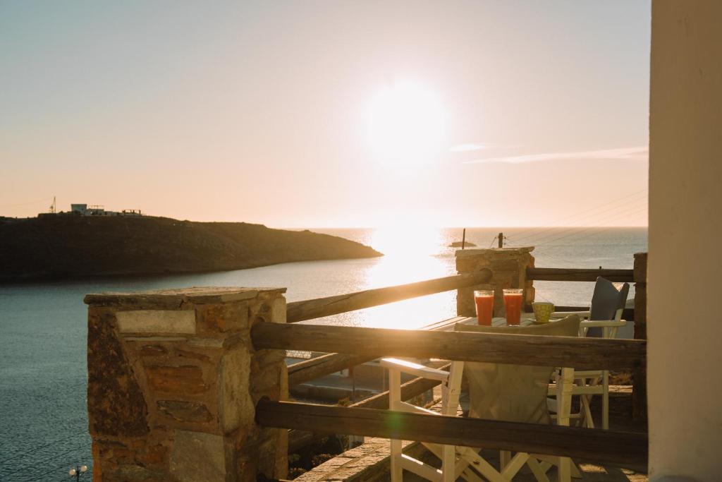 a view of the sun setting over the ocean at Kontseta in Mérikhas