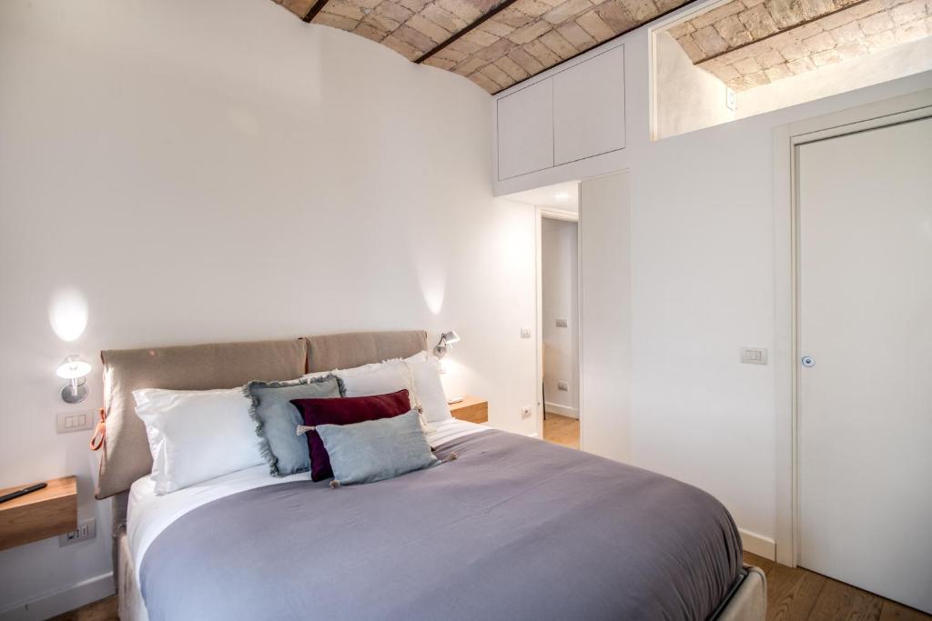 A bed or beds in a room at PgrHome Borgo Vittorio