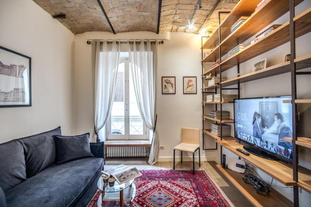 A television and/or entertainment centre at PgrHome Borgo Vittorio