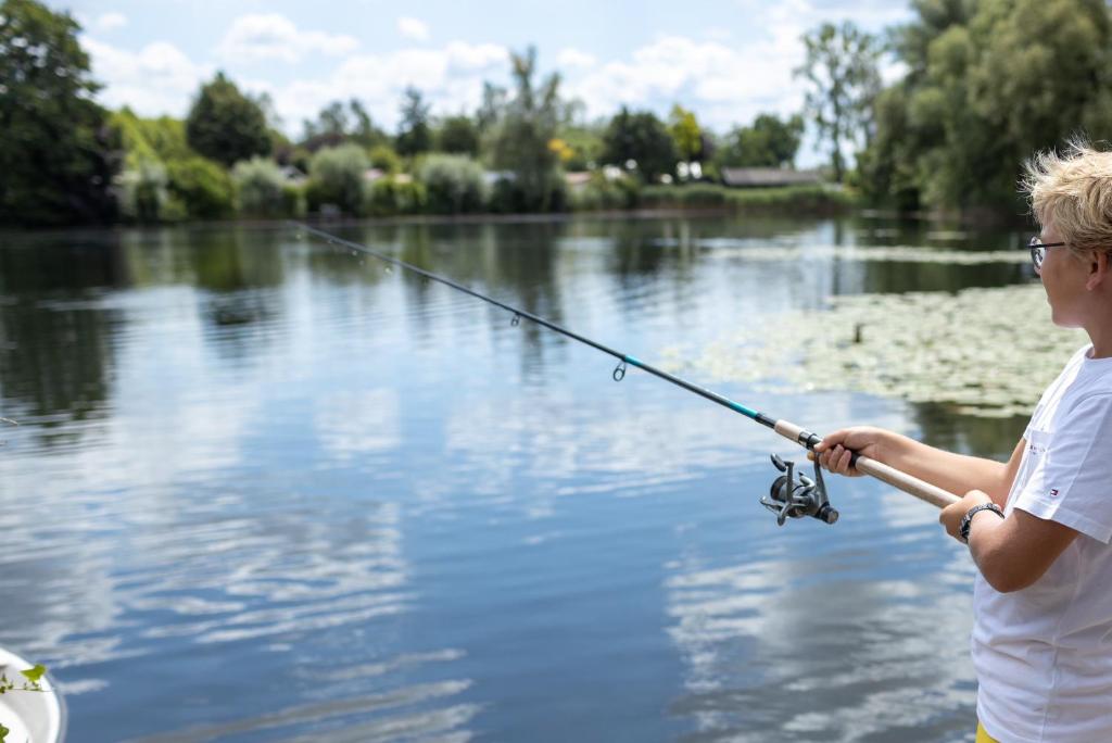 Výhled na řeku, která protéká v blízkosti kempu
