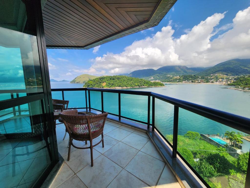 a balcony with a view of the water at AP Alecrim Porto Real Resort Vista Magnifica SPA Marina Praia Privada 3 suítes in Mangaratiba