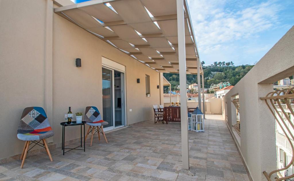 Rõdu või terrass majutusasutuses Victor Junior Suite by "elite"