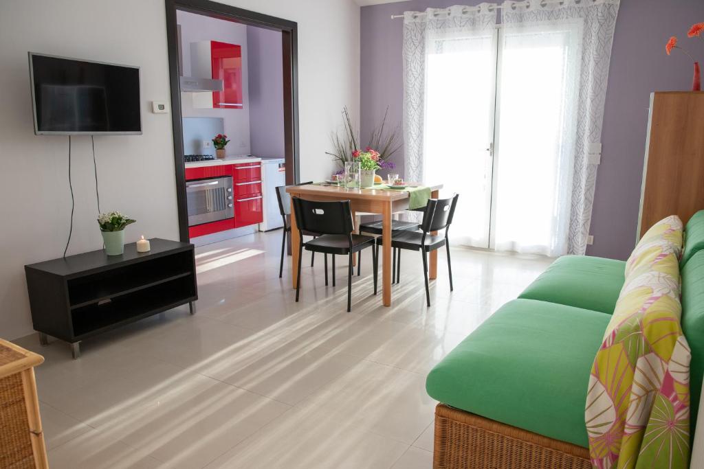 Televízia a/alebo spoločenská miestnosť v ubytovaní Ki Vista Apartment