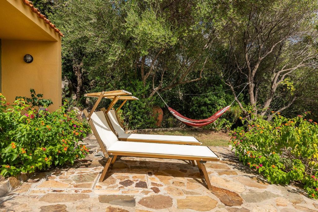 A garden outside Domus Carlotta Apartment with sea view Villasimius