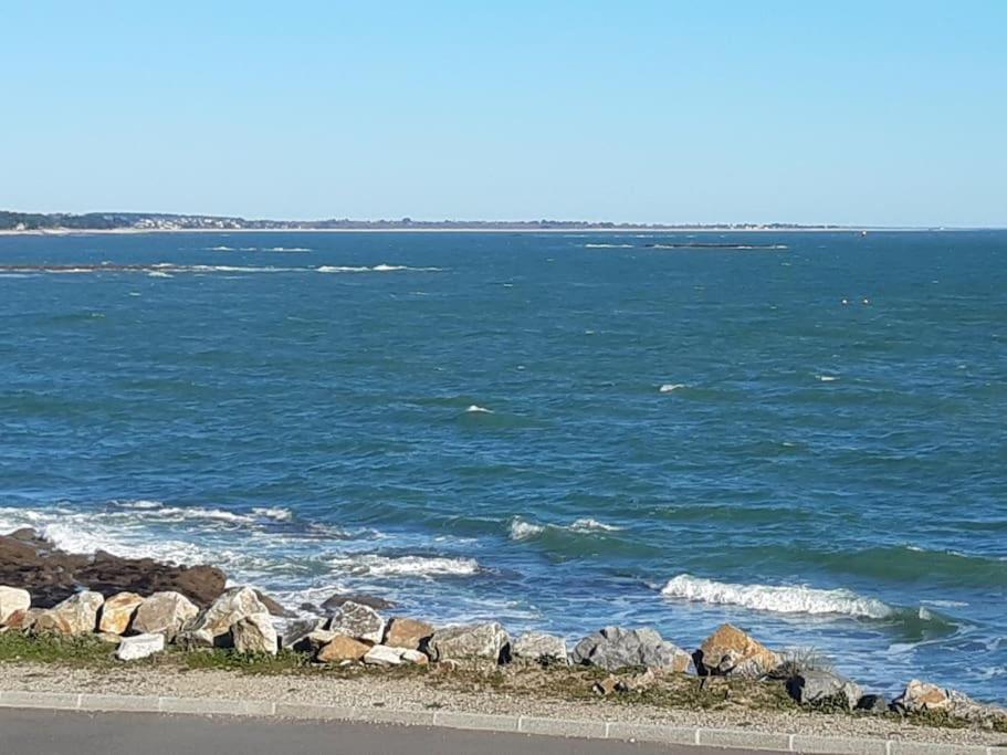 un grupo de rocas en la orilla del océano en Sarzeau, st Jacques Vue pleine mer, possibilité nuitée en Sarzeau