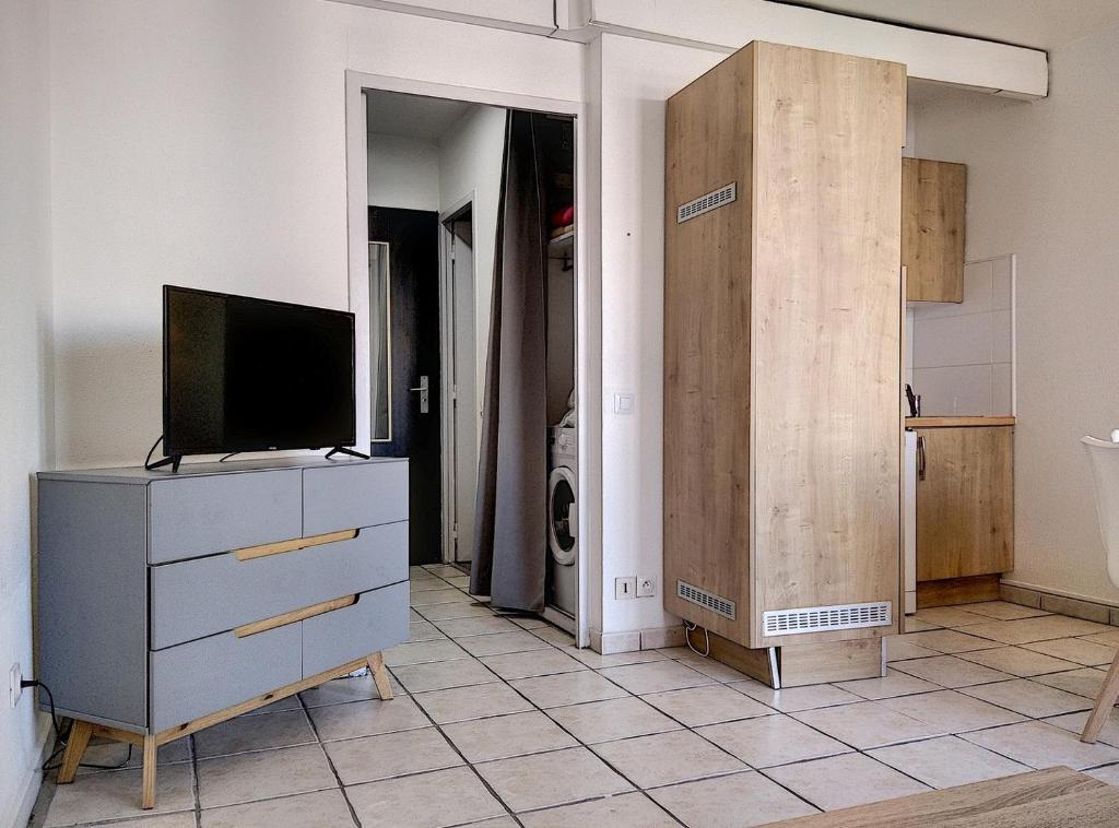 Televízia a/alebo spoločenská miestnosť v ubytovaní Résidence Graziella Studio 503