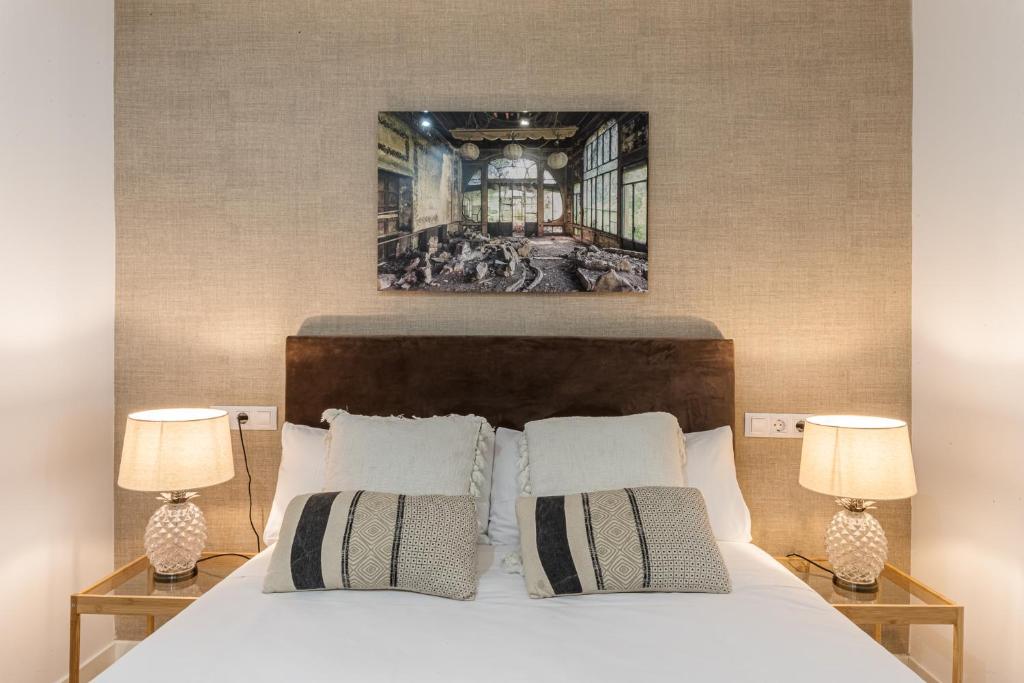 A bed or beds in a room at Waou La Latina IV - Alquiler Corta Duración