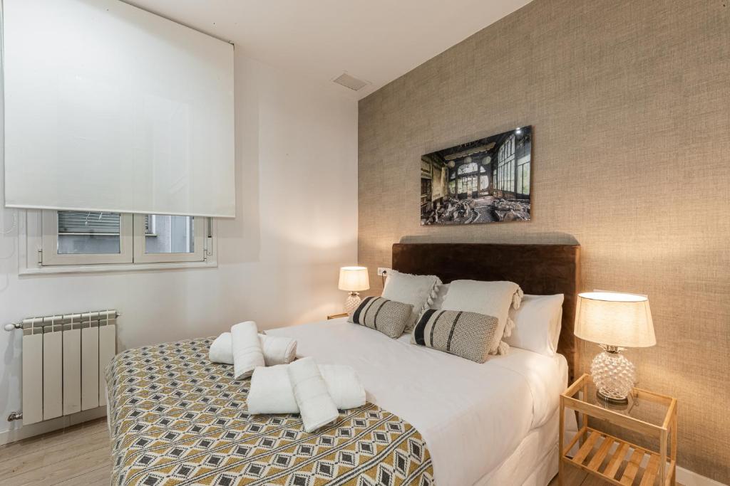 A bed or beds in a room at Waou La Latina IV - Alquiler Corta Duración