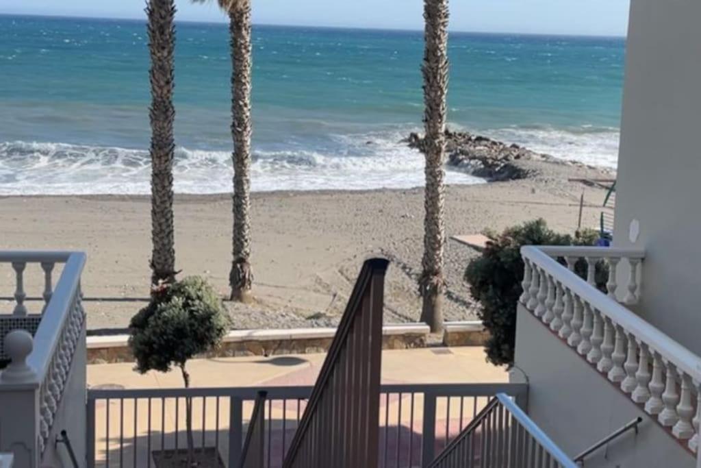 einen Balkon mit Blick auf den Strand in der Unterkunft Apartamento del Mar - Fewo am Meer Algarrobo Costa in Algarrobo-Costa