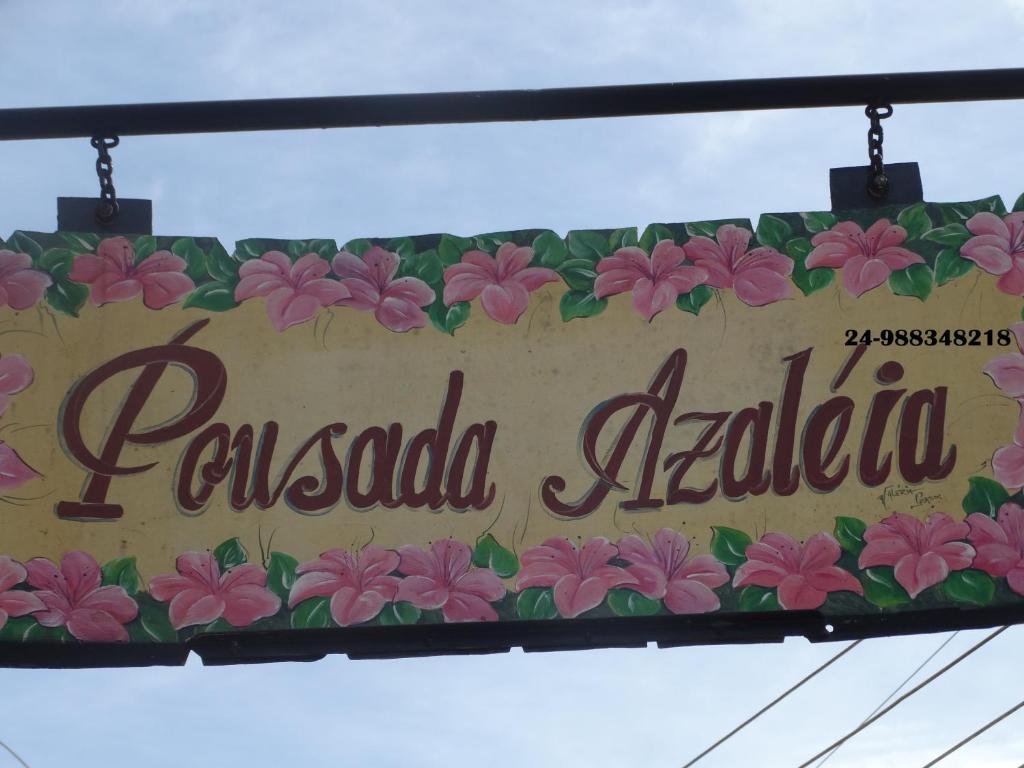 una señal para un restaurante pandaladaadaada en Pousada Azaléia, en Rio das Flores