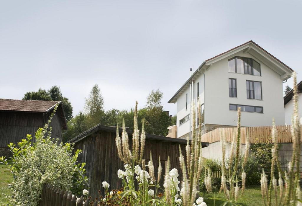 een huis met een hek en een tuin bij Haus Arberblick Früchtl in Bodenmais