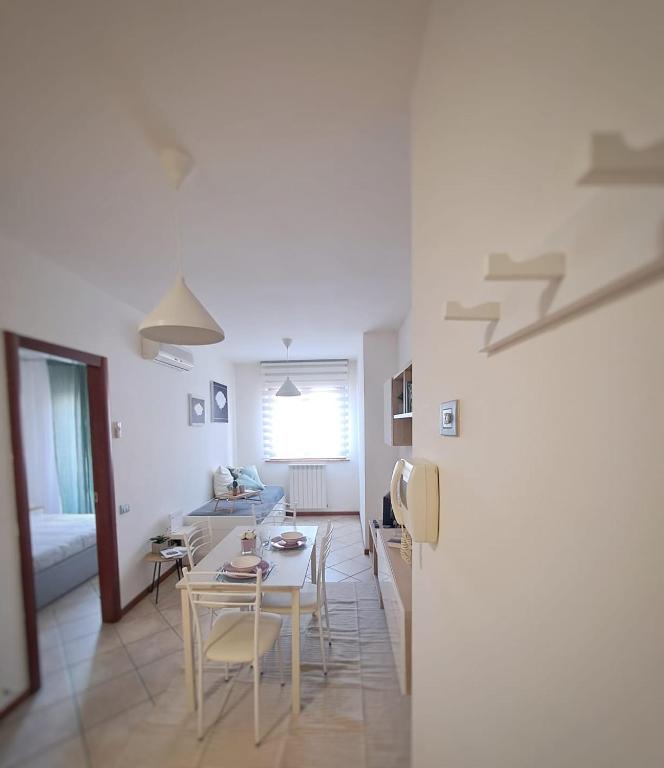 a kitchen and living room with a table and chairs at Casa vacanze Il Cammino Assisi in Assisi