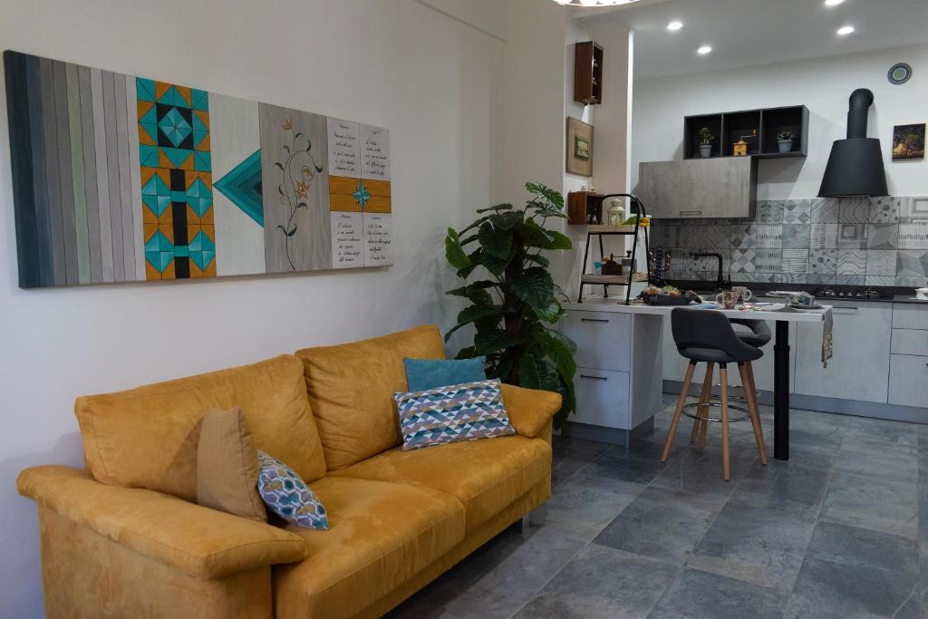 sala de estar con sofá marrón y cocina en Appartamento I Soffioni en La Spezia