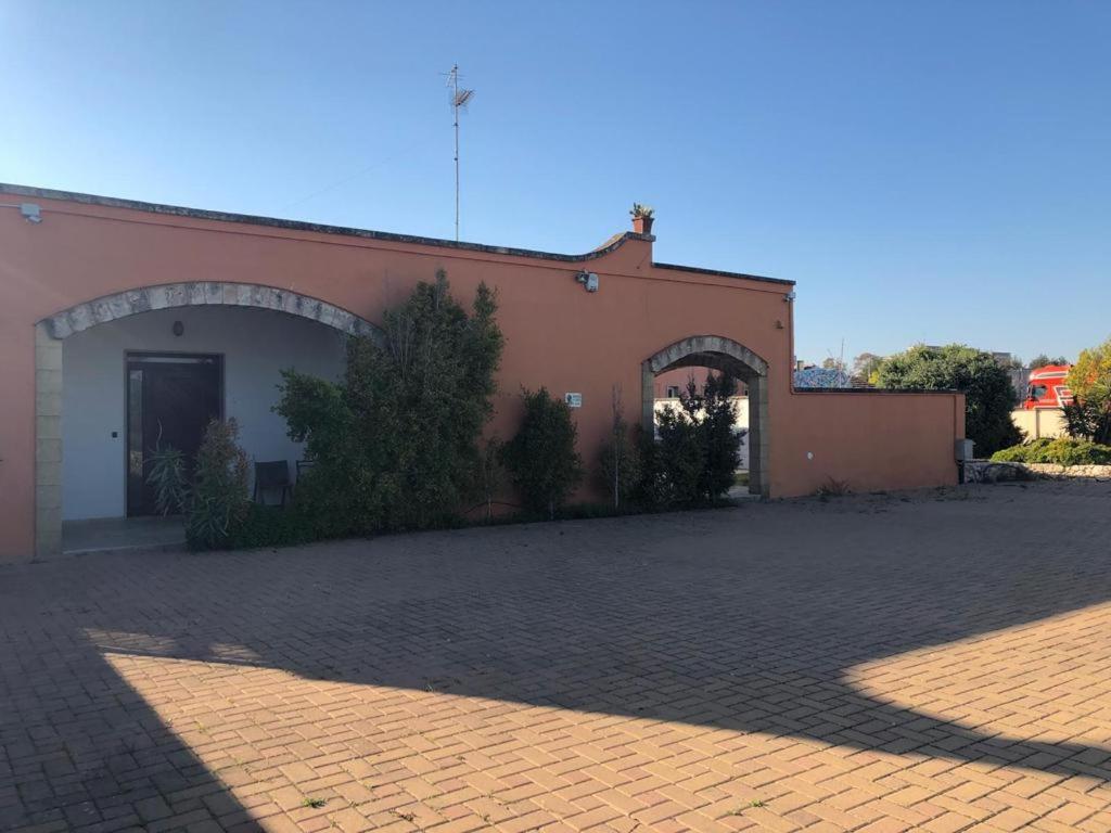 un edificio con una entrada de ladrillo delante de él en Casa Domenica, en Torre Lapillo