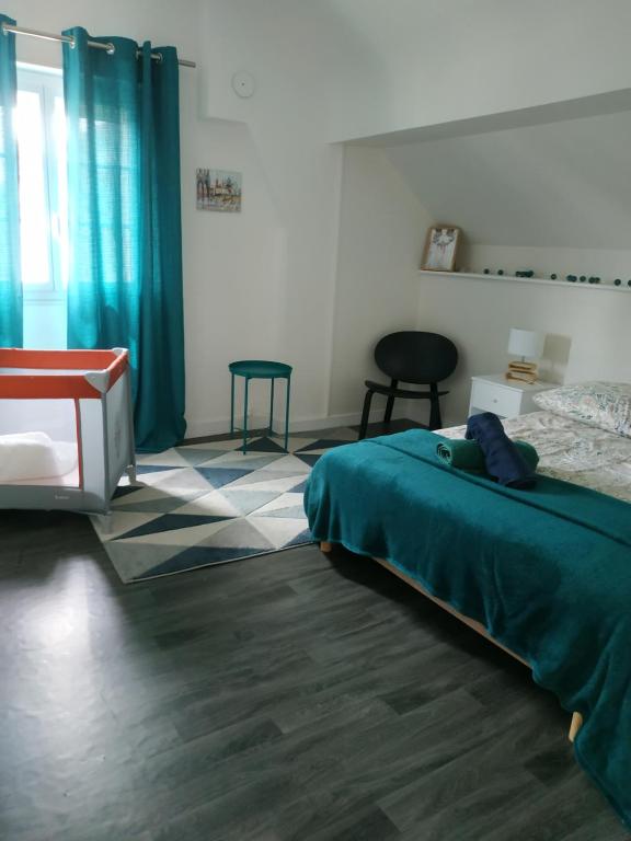 ein Schlafzimmer mit einem Bett und einem Schreibtisch. in der Unterkunft Tosca - Appartement - Parking gratuit in Orléans