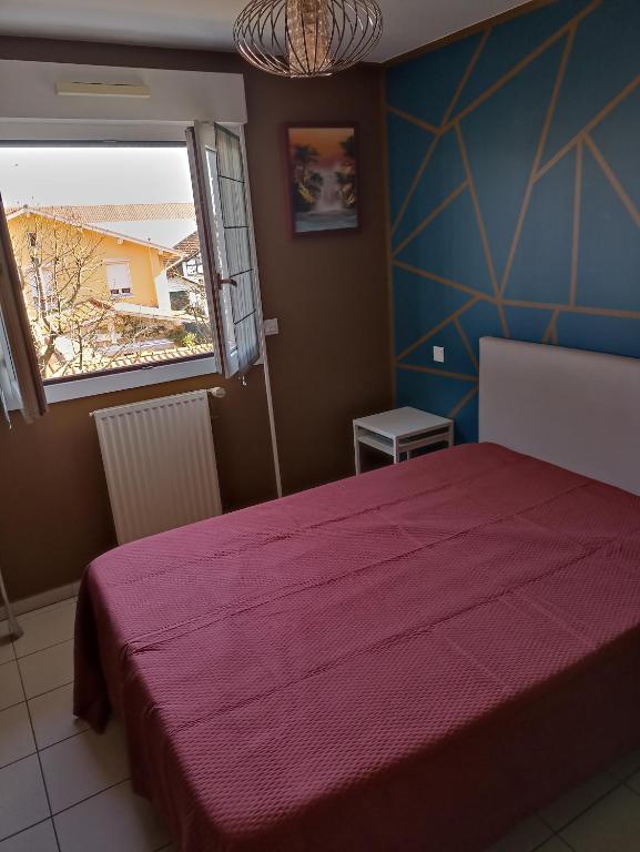 Cama ou camas em um quarto em Bayonne appartement 63m2 avec terrase parking wifi