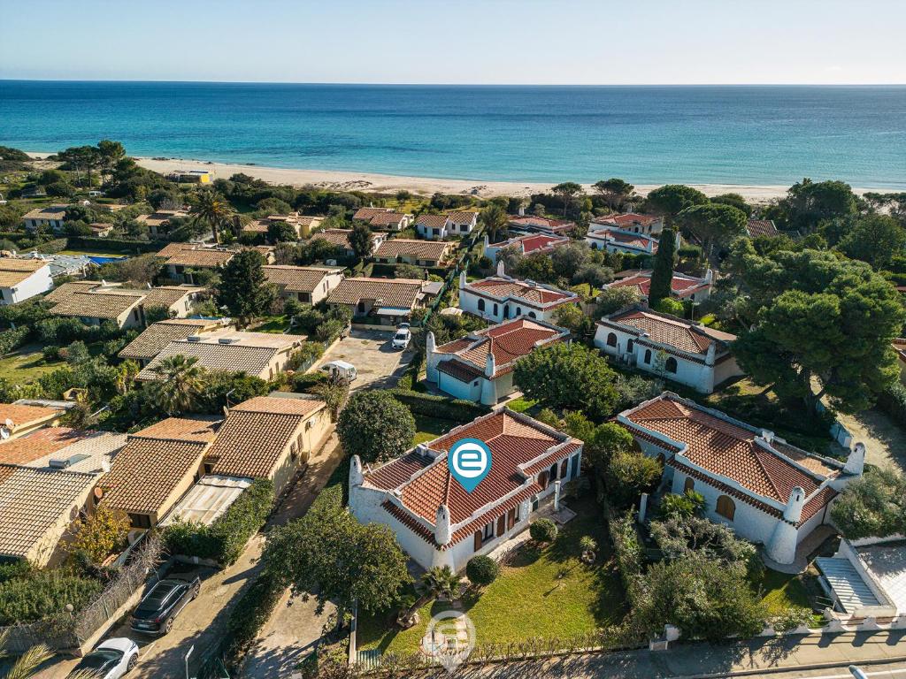 uma vista aérea de uma casa na praia em Palm Villa Costa Rei - 50m from the Sea em Monte Nai