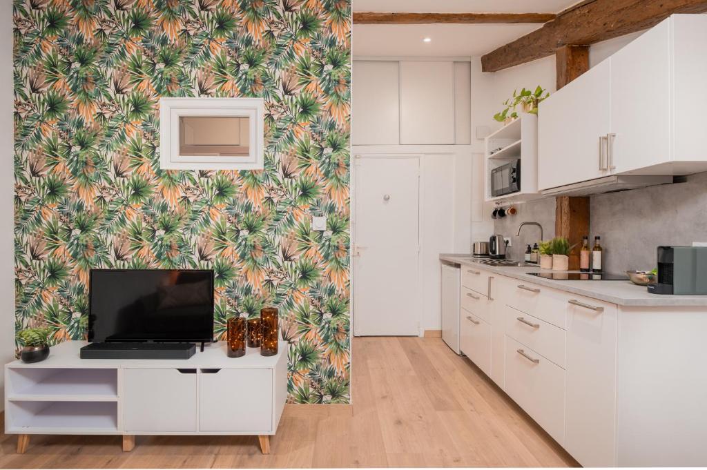 kuchnia z laptopem na biurku z tapetą w obiekcie Chic studio dans le centre historique w Tuluzie