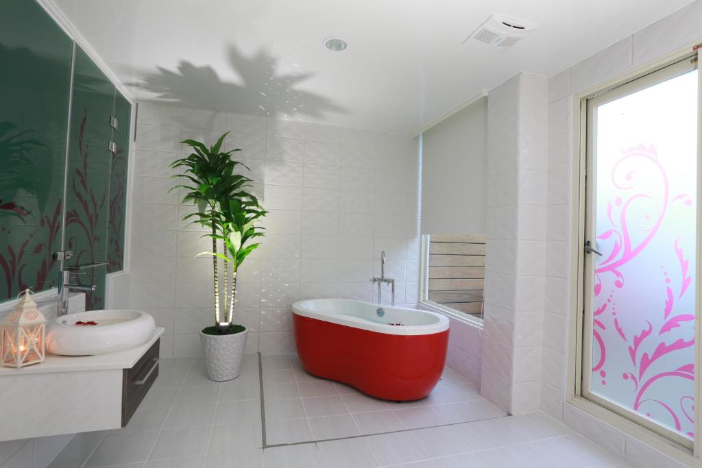 Ocean Sky Homestay - 套房与山景