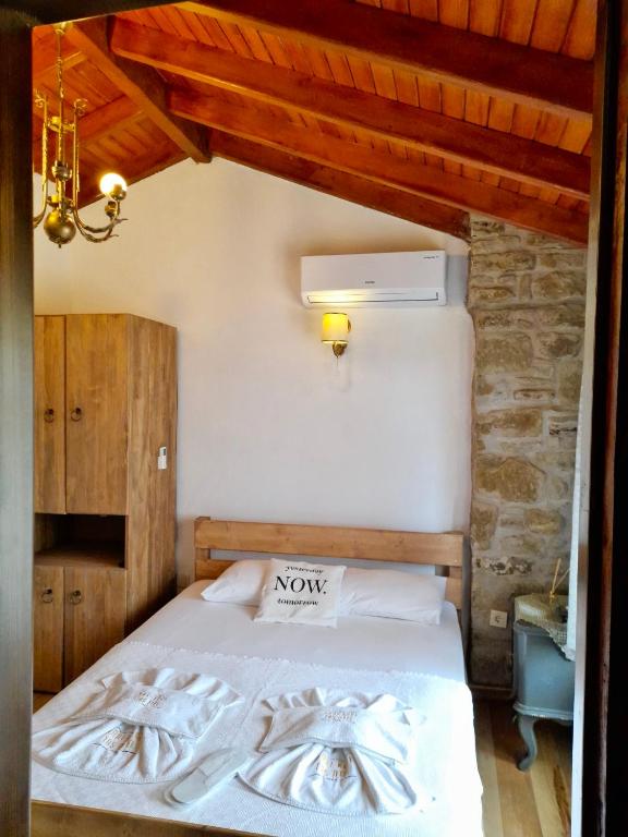 a bedroom with a bed in a room at SARI KEÇİ TAŞ OTEL in Gokceada Town